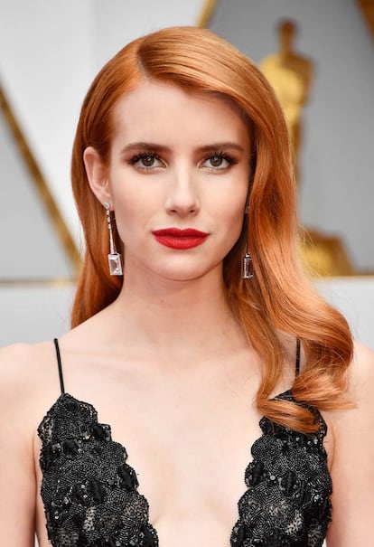 Emma Roberts apostó por sombras anaranjadas –a juego con su melena perfecta– y labios rojos.