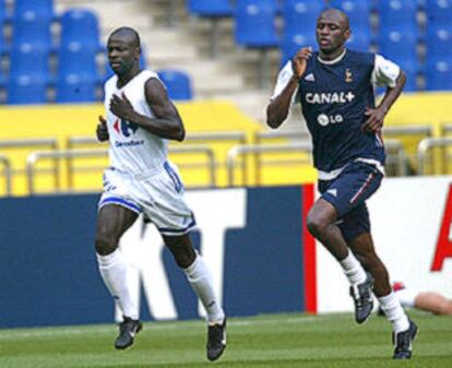 Thuram, a la izquierda, y Viera corretean en el último entrenamiento de Francia antes de jugar hoy contra Uruguay.