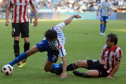 Valerón se revuelve para tratar de llevarse el balón a pesar de la zancadilla de Gurpegui.