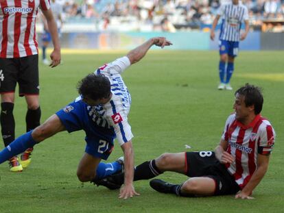 Valerón se revuelve para tratar de llevarse el balón a pesar de la zancadilla de Gurpegui.