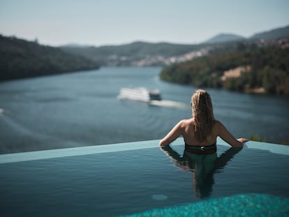 Una mujer en la piscina del Octant Hotels Douro.