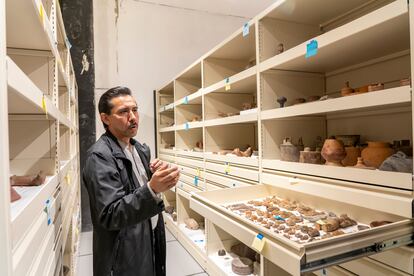 Fernando Carrizosa en la bodega del Fondo Universitario de Arte de los Pueblos Originarios, en Tlatelolco (Ciudad de México).