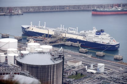 El metanero 'Nikolay Urvantsev', cargado con gas ruso procedente yacimientos de Yamal y bandera de Hong Kong en el momento de la descarga en el puerto de Bilbao, el 10 de marzo de 2022.