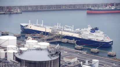 El metanero Nikolay Urvantsev, cargado con gas ruso, en el puerto de Bilbao, el 10 de marzo de 2022.