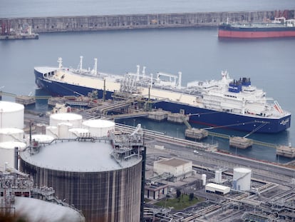 El metanero Nikolay Urvantsev, cargado con gas ruso, en el puerto de Bilbao, el 10 de marzo de 2022.