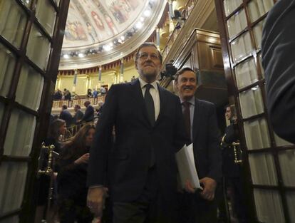 El líder del PP y presidente del Gobierno en funciones, Mariano Rajoy a su salida del congreso tras ser investido hoy presidente del Gobierno