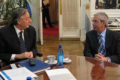 Emilio Pérez Touriño (a la derecha), durante su entrevista con el presidente argentino, Néstor Kirchner.