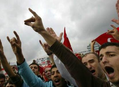 Ultranacionalistas turcos gritan eslóganes anti PKK durante una protesta que se celebró ayer en las calles de Estambul.