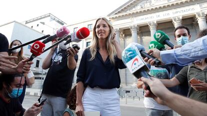 GRAF2852. MADRID, 17/08/2020.- La hasta hoy portavoz del PP en el Congreso, Cayetana Álvarez de Toledo(c), atiende a la prensa este lunes a las puertas del Congreso de los Diputados, después de que el presidente del PP, Pablo Casado, le comunicara esta mañana su destitución. EFE/Juan Carlos Hidalgo