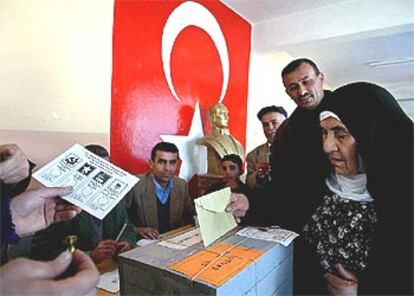 Una mujer votando ayer en la provincia de Siirt, en el sureste de Turquía.