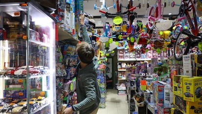 Un niño elige un regalo en una tienda de juguetes, el pasado 5 de enero en Madrid.