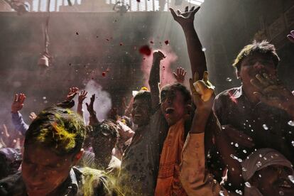 Celebración del festival Holi en la ciudad india de Vrindavan. Con el deseo de conmemorar la llegada del buen tiempo y de ahuyentar a los malos espíritus, millones de indios de todas las edades se enzarzan en batallas de agua y se embadurnan con polvos rojos, verdes, azules, rosas y amarillos.