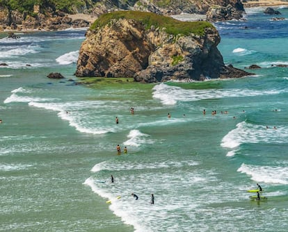 Surfistas en la playa asturiana de Penarronda, entre los concejos de Castropol y Tapia de Casariego. 