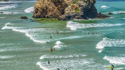 Surfistas en la playa asturiana de Penarronda, entre los concejos de Castropol y Tapia de Casariego. 