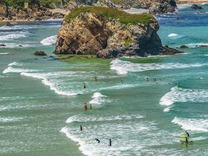 Surfistas en la playa asturiana de Penarronda, entre los concejos de Castropol y Tapia de Casariego. 