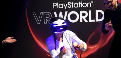 Una persona prueba los cascos PlayStation VR de Sony.