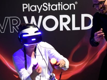 Una persona prueba los cascos PlayStation VR de Sony.