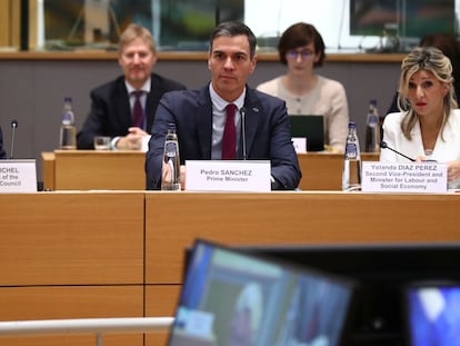 El presidente en funciones, Pedro Sánchez, entre el presidente del Consejo Europeo, Charles Michel, y la vicepresidenta segunda, Yolanda Díaz, en la Cumbre Social Tripartita de este miércoles en Bruselas.