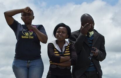Sudafricanos muestran su emoción durante el entierro de Nelson Mandela en Qunu.