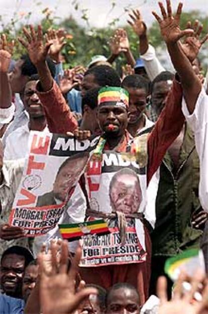 Partidarios del líder de la oposición, Tsvangirai, en un mitin en Harare.