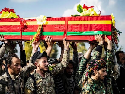 Milicianos kurdos llevan el féretro de un miliciano fallecido en la provincia de Deir Ezzor, el 10 de abril.