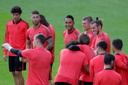 Sergio Ramos, junto a Navas, Kroos, Bale, Vallejo y el resto de compañeros, en el entrenamiento en el estadio de Tallin.