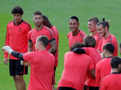 Sergio Ramos, com Navas, Kroos, Bala, Vallejo, no treinamento no estádio de Tallinn.