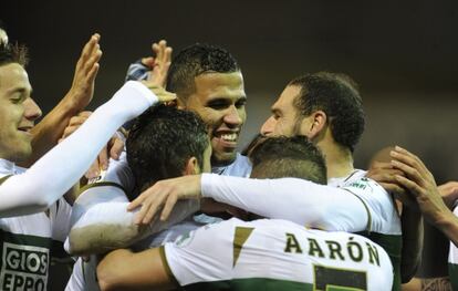 Los jugadores del Elche celebran el gol de Jonathas.