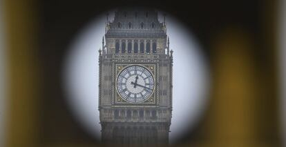 Vista del Big Ben a trav&eacute;s de una forma circular, en Westminster, Londres, Reino Unido.