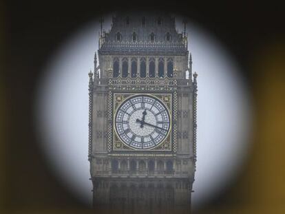 Vista del Big Ben a trav&eacute;s de una forma circular, en Westminster, Londres, Reino Unido.