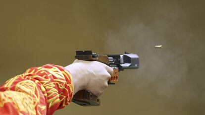 The winner of the Chinese bronze medal, Ding Feng, in the fast shooting test with Pisola 25 meters.