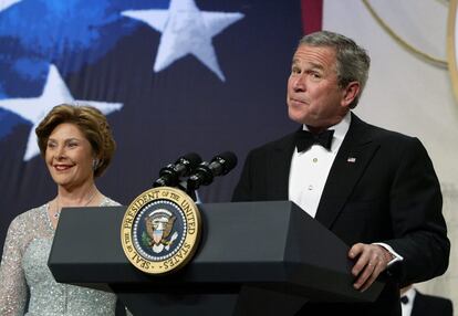 Bush volvería a revalidar su cargo gracias a los más de 62 millones de votos que obtuvo. El demócrata Kerry ni siquiera llegó al 50% de los apoyos. Sin embargo, Bush no consiguió hacer frente a unas cuentas públicas que no dejaban de menguar desde 2001 convirtiendo la economía del país en deficitaria al final de su legado. No pudo devolver a casa a las tropas de Afganistán e Irak ni consiguió clausurar la cárcel de Guantánamo.