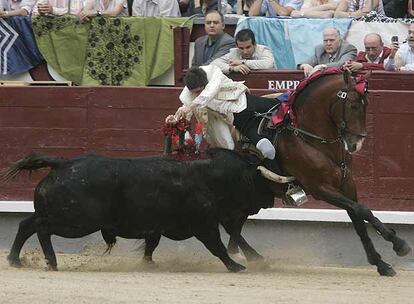 João Moura (hijo) pone banderillas a un toro de Los Espartales ayer en la plaza de Las Ventas.