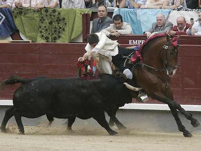 João Moura (hijo) pone banderillas a un toro de Los Espartales ayer en la plaza de Las Ventas.