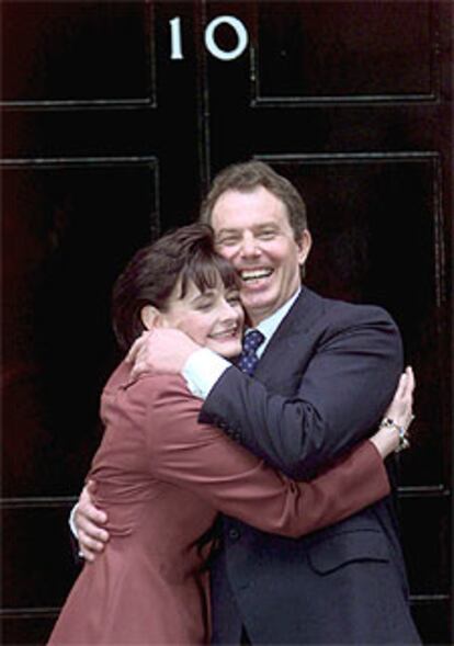 Cherie y Tony Blair ante el 10 de Downing Street.