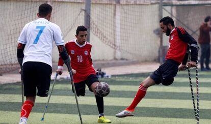 Varios jugadores asisten a un entrenamiento en el club El Salam, en las afueras de El Cairo (Egipto).