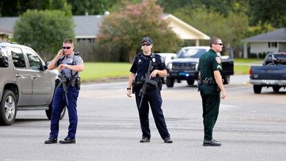 Vários agentes da polícia em Baton Rouge (Lousiana) neste domingo.