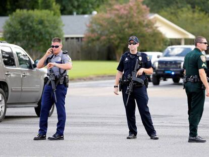 Vários agentes da polícia em Baton Rouge (Lousiana) neste domingo.