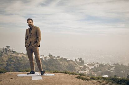 David Harbour viste traje y camisa Ermenegildo Zegna.