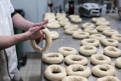 Un repostero da forma a la masa del roscón.