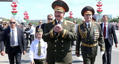 Lukashenko y su hijo peque&ntilde;o, Nikolay, en 2013.