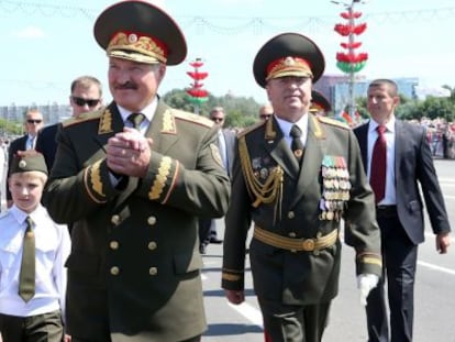 Lukashenko y su hijo peque&ntilde;o, Nikolay, en 2013.