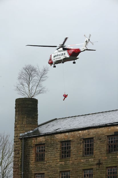 Un helicóptero guardacostas durante una operación de rescate tras las inundaciones en Mytholmroyd.
