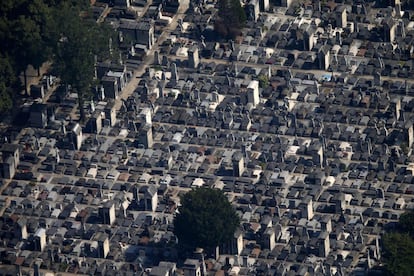 Tumbas en el cementerio parisiense de Montparnasse.