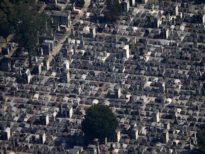 Tumbas en el cementerio parisiense de Montparnasse.