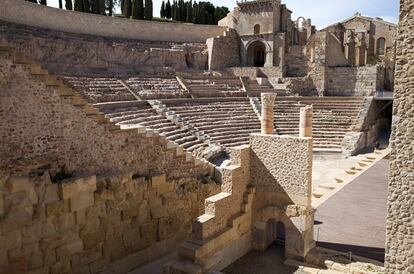 <p><strong>El turista critica.</strong> "Que no dejen pasar a un perro por un teatro romano me parece vergonzoso.</p> <p>1. Está al aire libre.</p> <p>2. Tienes que pagar entrada para 10 minutos de visita sin carteles informativos.</p> <p>3. <a href="https://www.tripadvisor.es/ShowUserReviews-g187517-d2096819-r394745667-Museo_Del_Teatro_Romano-Cartagena_Municipality_of_Cartagena.html" rel="nofollow" target="_blank">ÚNICO PUNTO POSITIVO: Se ve desde fuera</a>".</p> <p><strong>La experta responde.</strong> "Sí dejamos pasar a perros guías pero, como en la mayoría de museos, no se dejan pasar perros de compañía. Para ver el Teatro romano con tu perro lo puedes hacer por el exterior del recinto, donde tienes unas vistas estupendas de todo el conjunto". <strong>Elena Ruiz, Teatro romano de Cartagena.</strong></p>