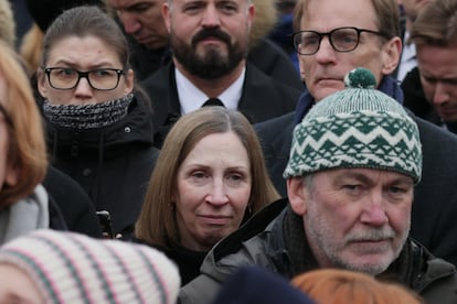 La embajadora de Estados Unidos en Rusia, Lynne Tracy (en el centro), durante el entierro del opositor en Moscú.