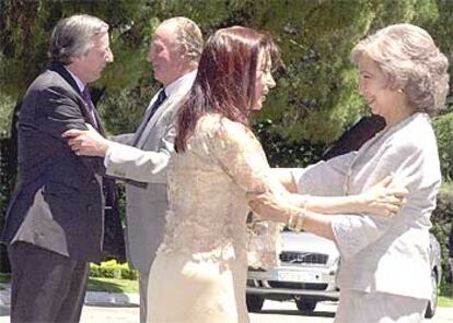 Los Reyes saludan al presidente argentino y su esposa, la senadora Cristina Fernández, en la Zarzuela.