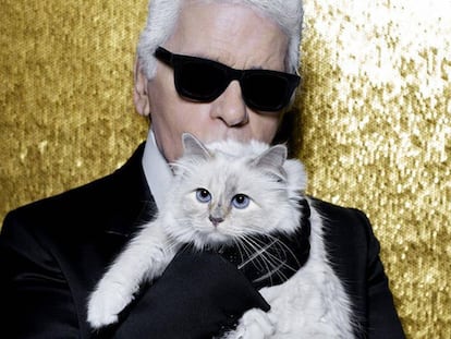 Karl Lagerfeld y su gata en una foto de Instagram utilizada para felicitar el a&ntilde;o 2017. 