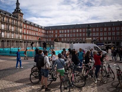Turistas en bici, en la Plaza Mayor en abril.